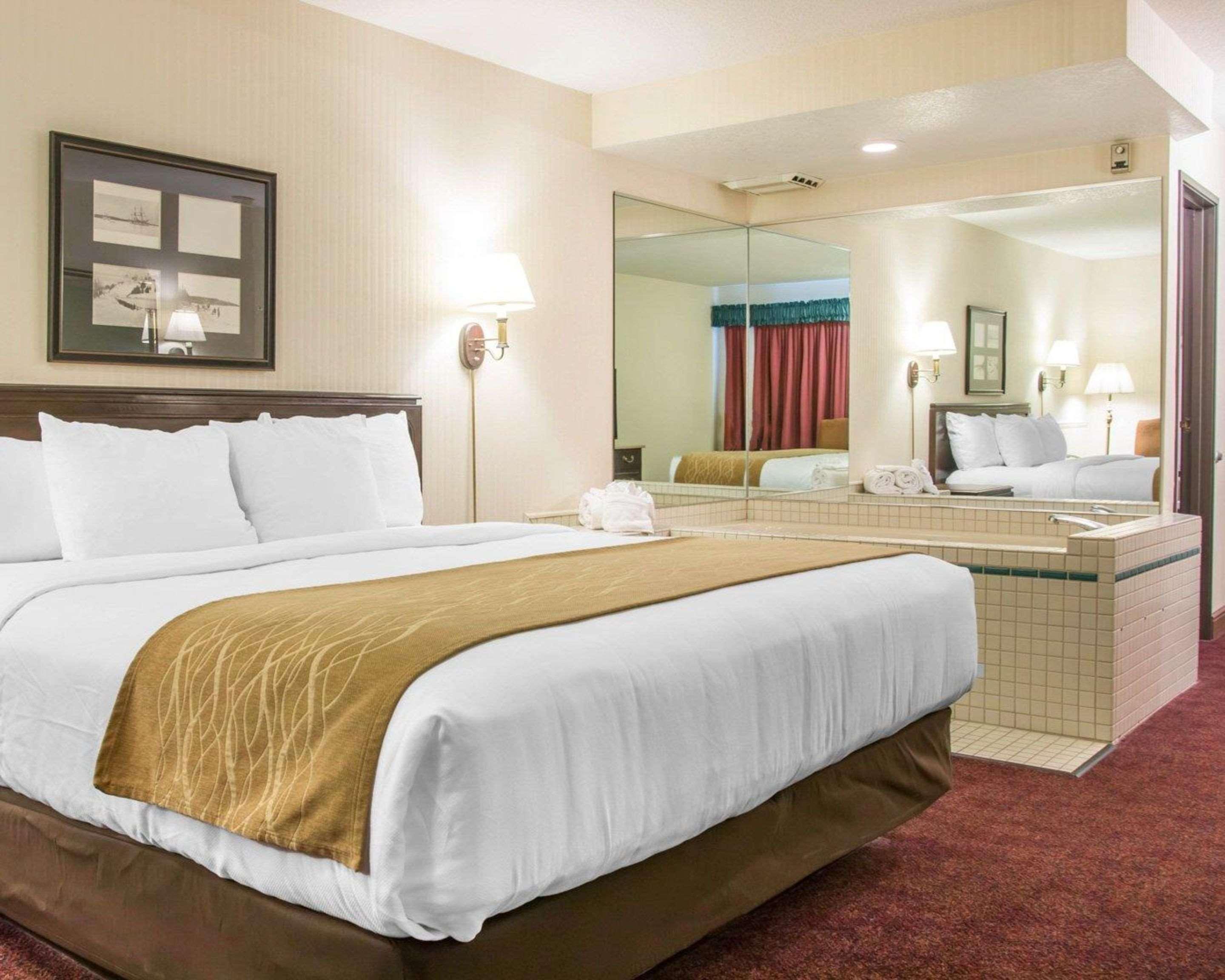 Comfort Inn Lakeside Макино Сити Екстериор снимка