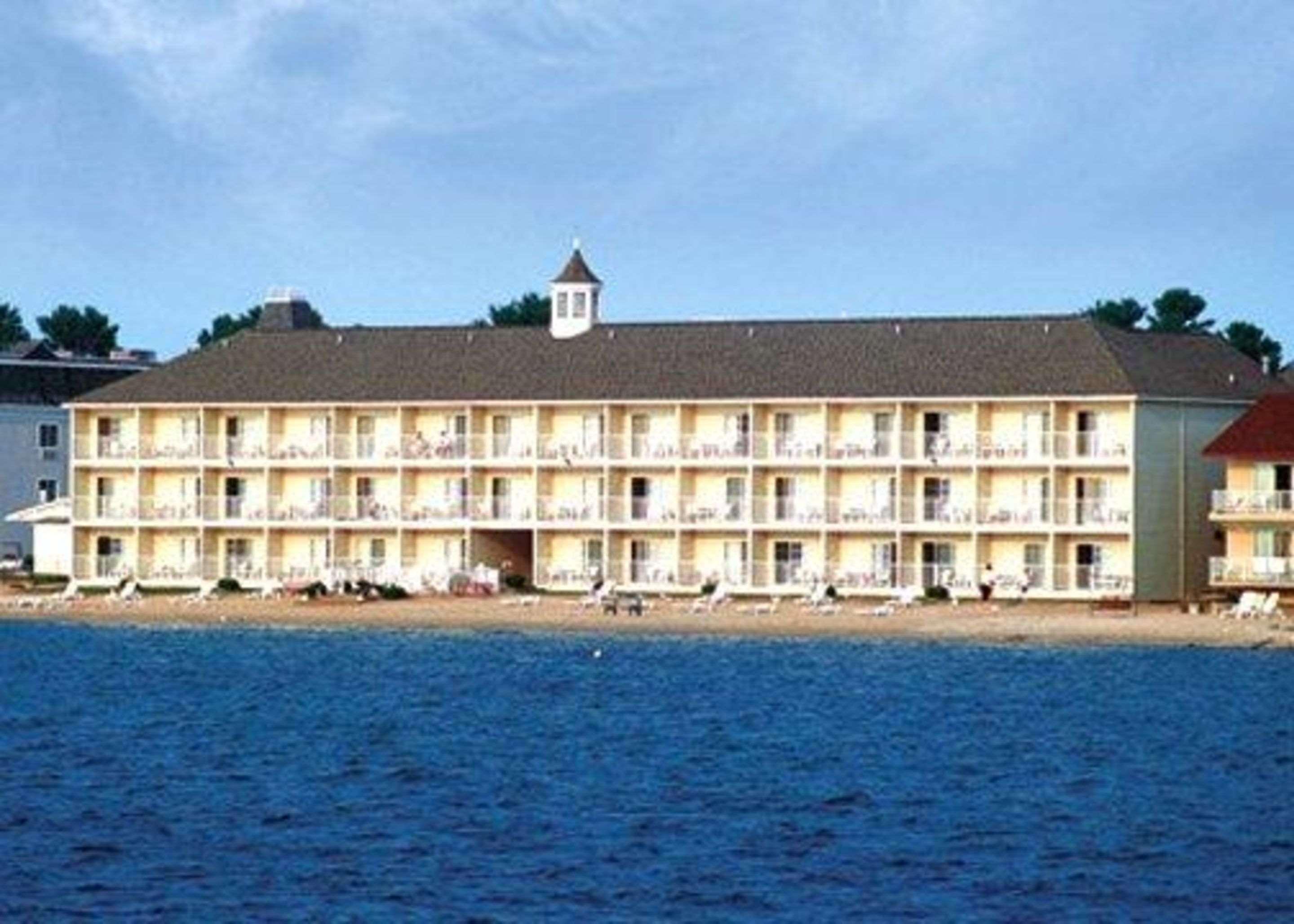 Comfort Inn Lakeside Макино Сити Екстериор снимка