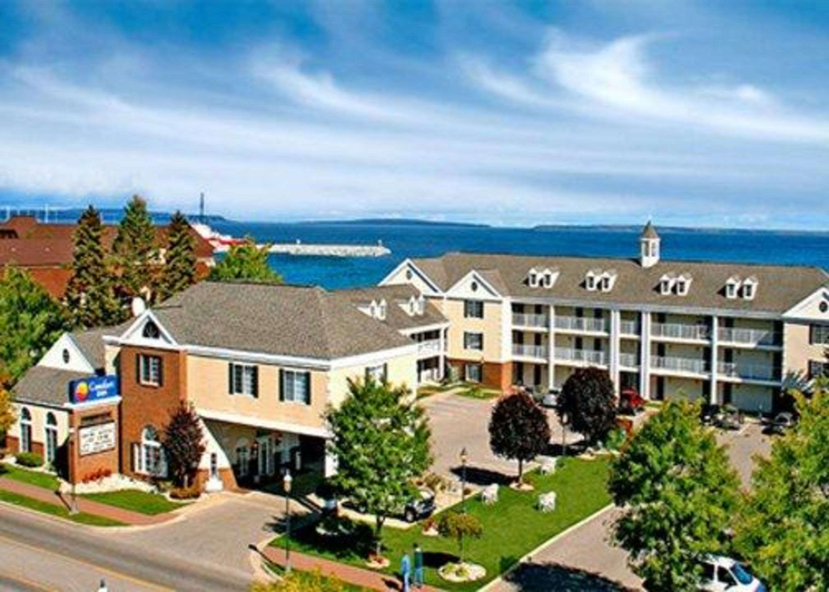 Comfort Inn Lakeside Макино Сити Екстериор снимка