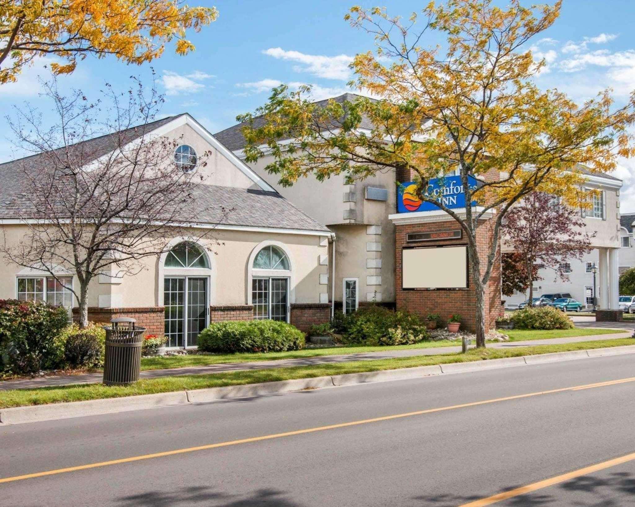 Comfort Inn Lakeside Макино Сити Екстериор снимка