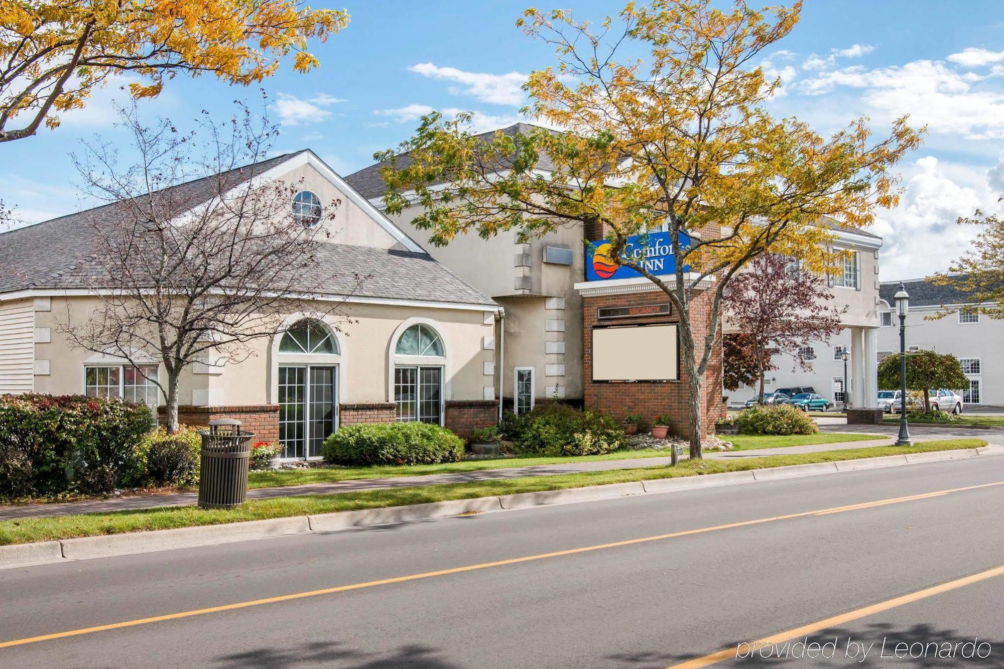 Comfort Inn Lakeside Макино Сити Екстериор снимка