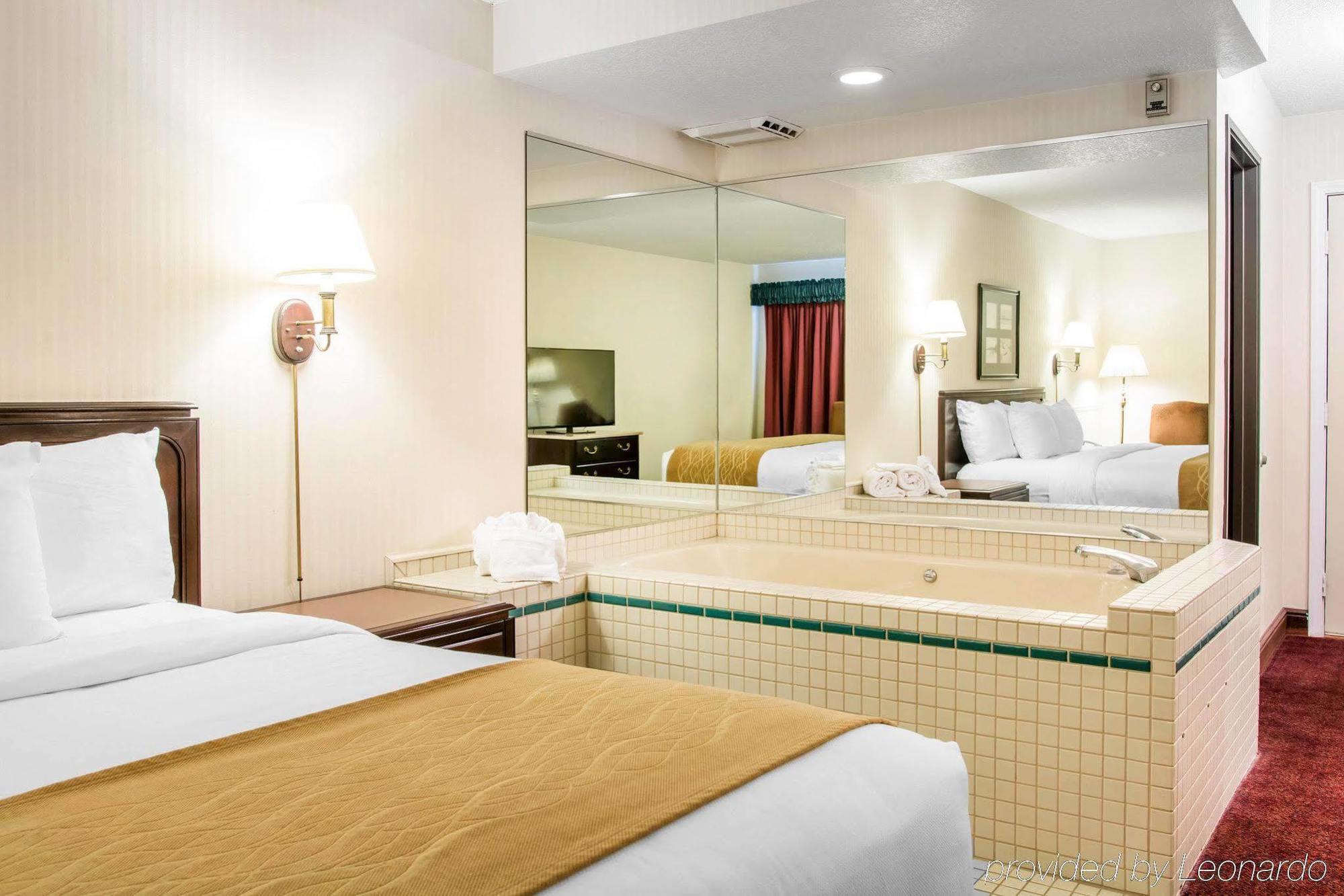 Comfort Inn Lakeside Макино Сити Екстериор снимка
