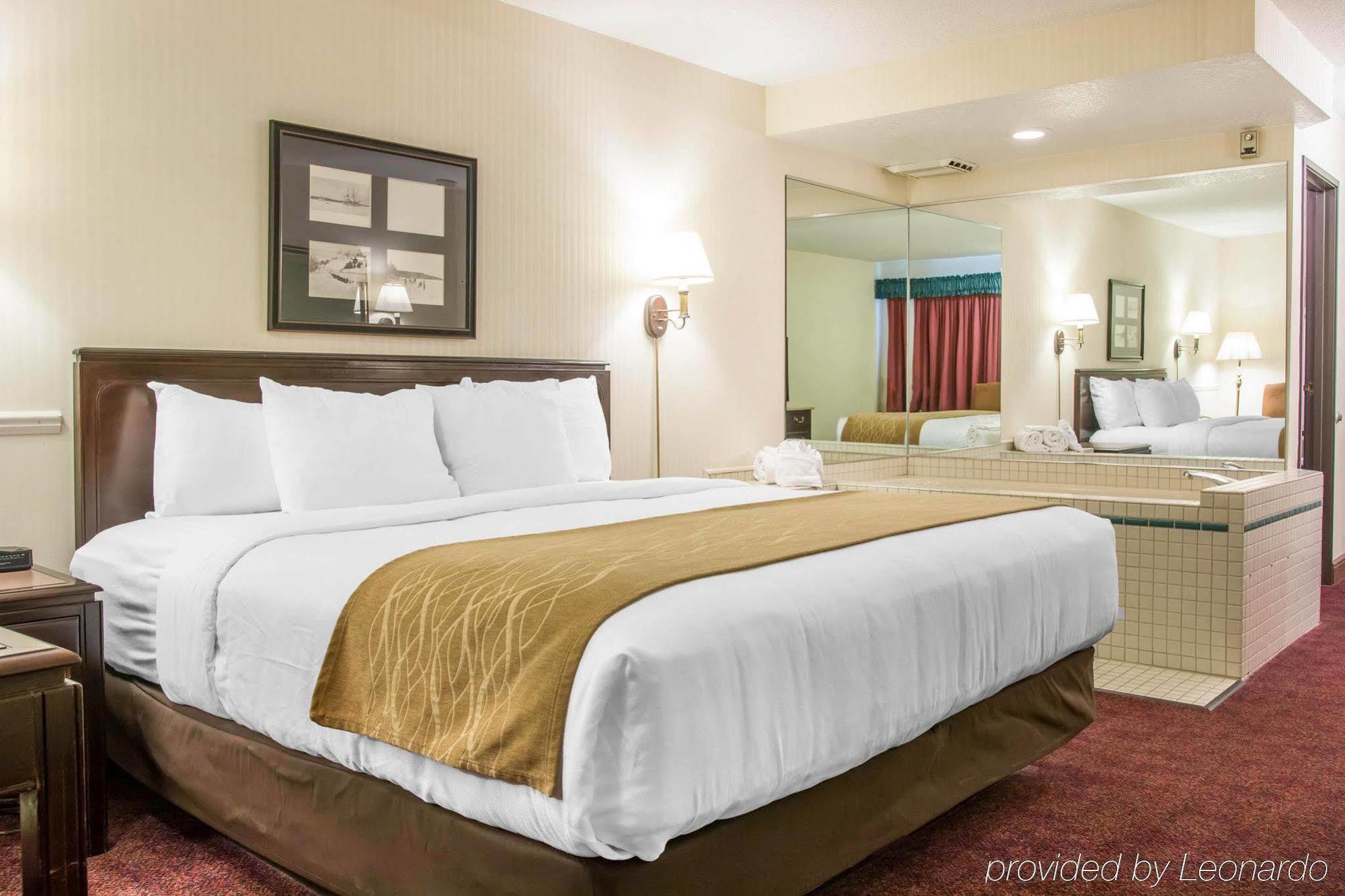 Comfort Inn Lakeside Макино Сити Екстериор снимка